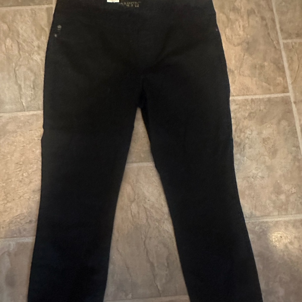 Brand new Rock & Republic pull on cropped black  Jeans